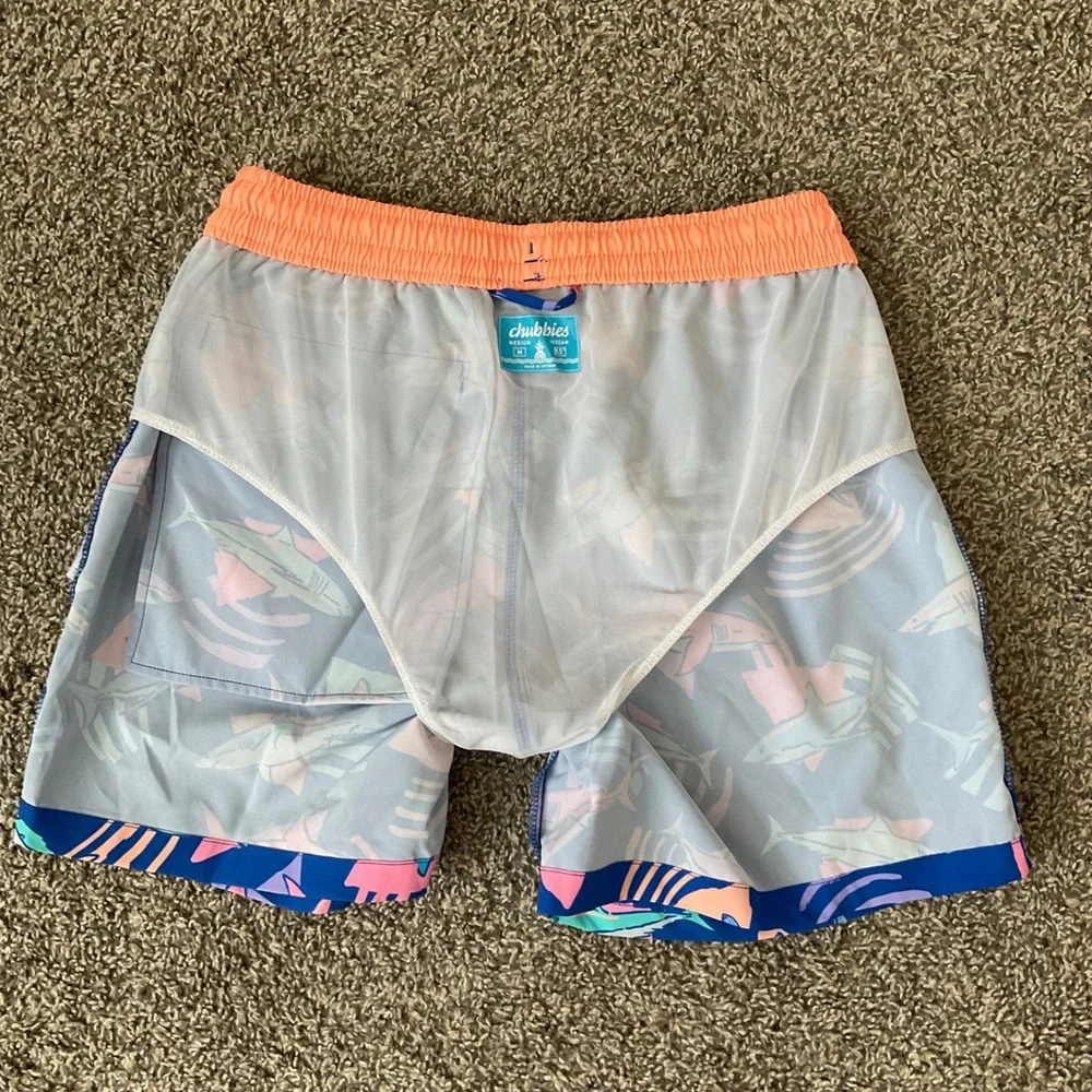 Chubbies Mens Medium 5.5 Inseam Swim Trunks Retro Shark Print Blue Board Shorts